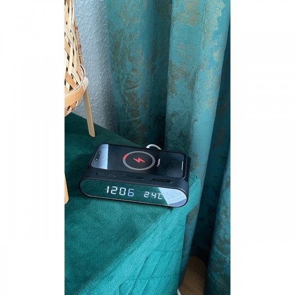 Budzik z bezprzewodową ładowarką ADELAIDE - czarny