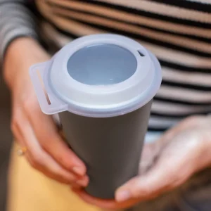Pokrywka z otworem do picia KOZIOL MOVE SIP LID — zdjęcie produktu